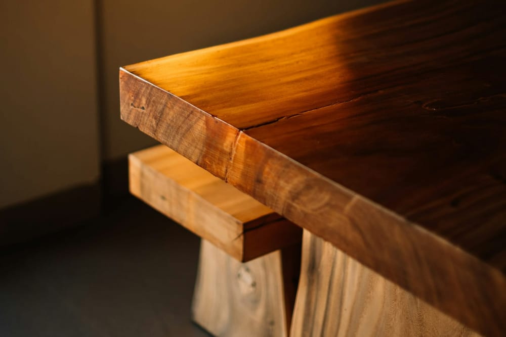 Een dik houten blad met een boomstamrand in warm licht